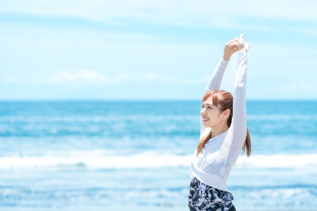 ドライヘッドスパを受けて気分が晴れやかになった女性のイメージ